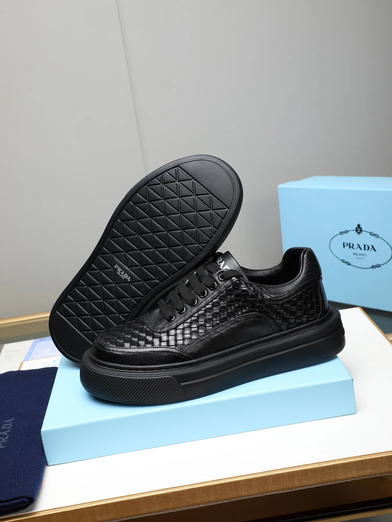 Men's shoes 💰500 Prada/Prada Men's new casual shoes, this upper is made of imported calfskin. The outside is decorated with the P family's classic metal triangle enamel logo, with cowhide lining and cowhide for the foot pads. The outsole is made of non-slip sports exclusive rubber outsole with logo, which feels good on the feet. It is a fashionable and fashionable item!  Size: 38-44 (45 customized)